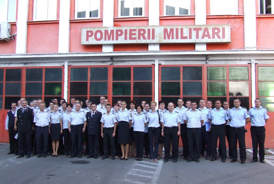 Poză de grup cu inspectorul șef și colegii de la I.S.U. Timiș la ieșirea le pensie